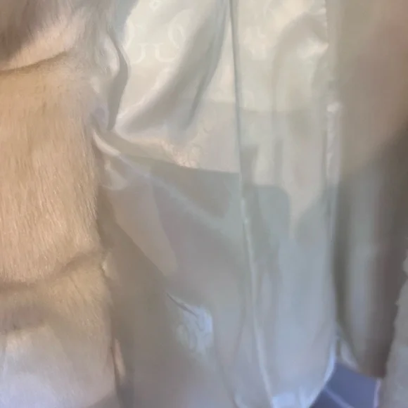 Guess❓stunning white faux fur jacket. - Picture 7 of 9